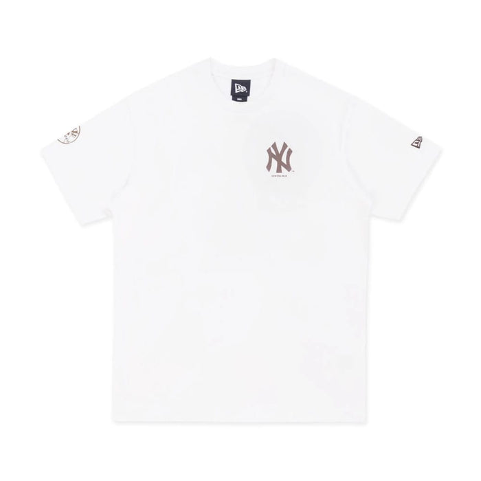 The model is wearing this MLB Forest Pack New York Yankees T-Shirt in white. 1