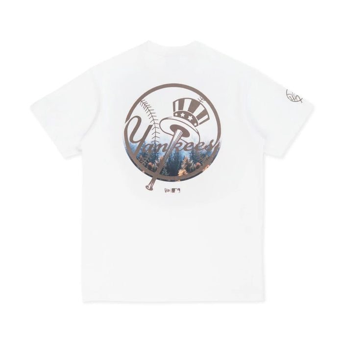 The model is wearing this MLB Forest Pack New York Yankees T-Shirt in white. 2