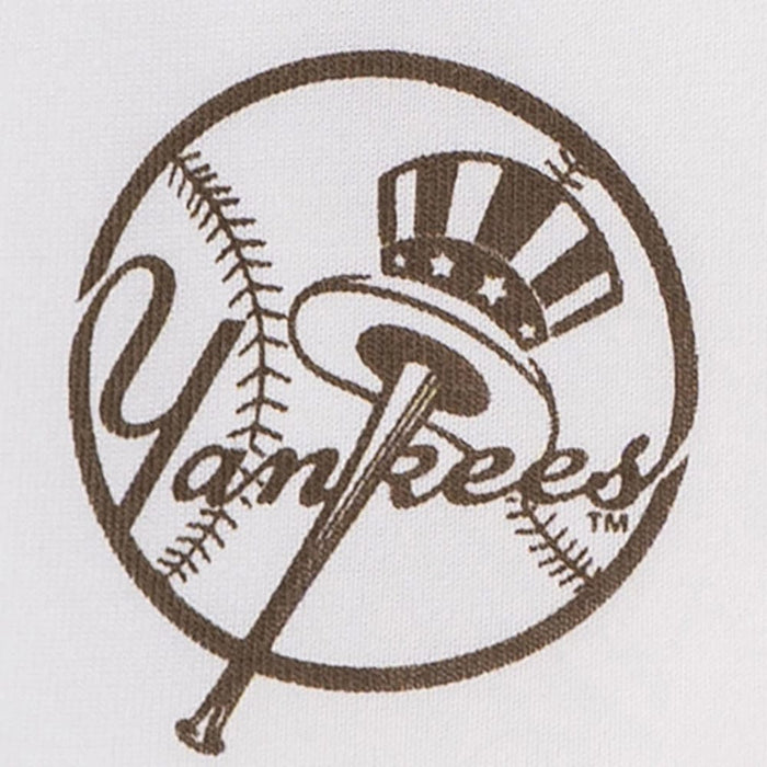 The model is wearing this MLB Forest Pack New York Yankees T-Shirt in white. 7