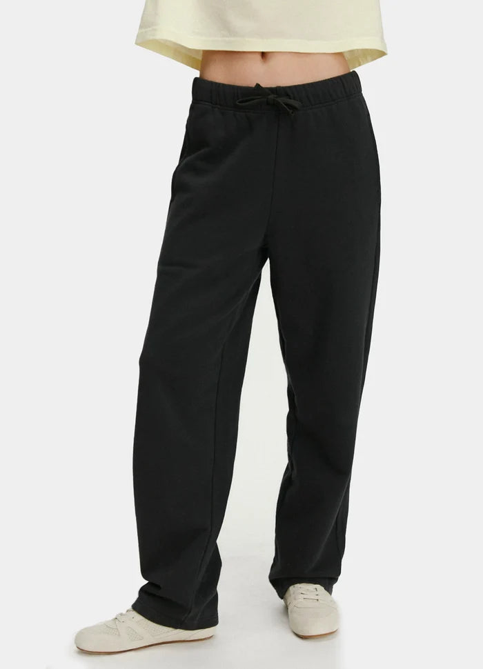 Le mannequin mesure 1m75 et porte une taille XXS.