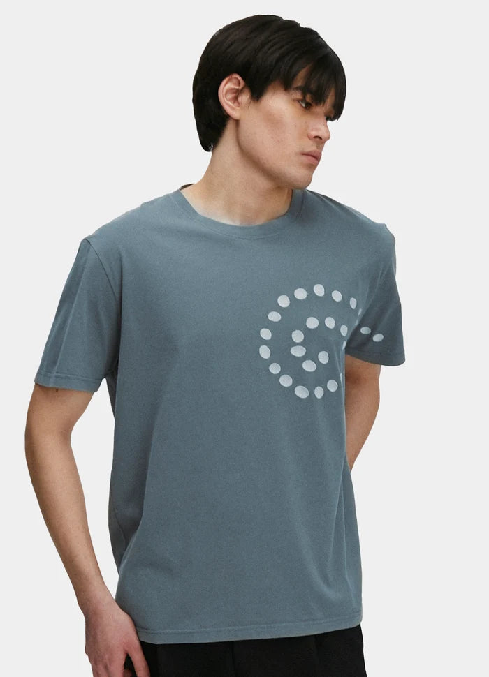 Le mannequin mesure 1m88 et porte une taille L.