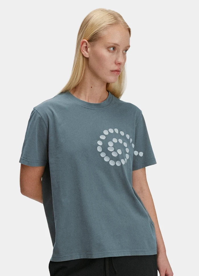 Le mannequin mesure 1m75 et porte une taille XXS.