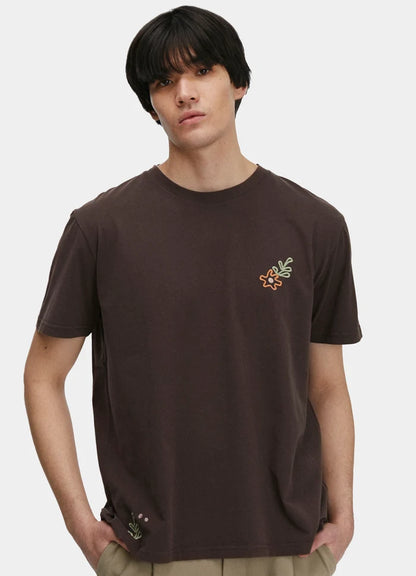 Le mannequin mesure 1m88 et porte une taille L.