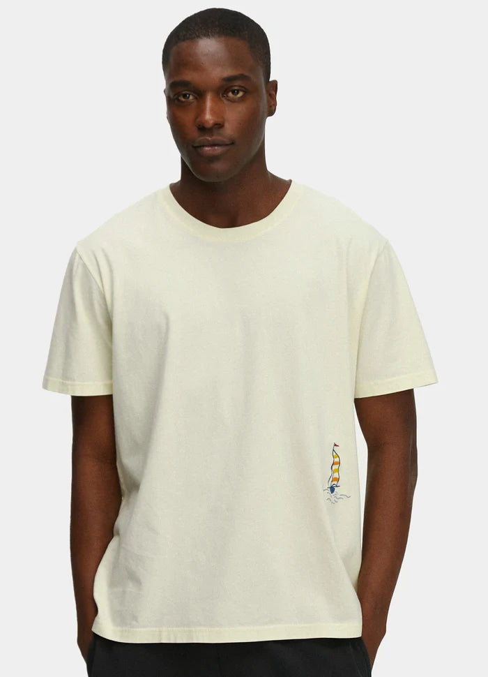 Le mannequin mesure 1m89 et porte une taille XL.